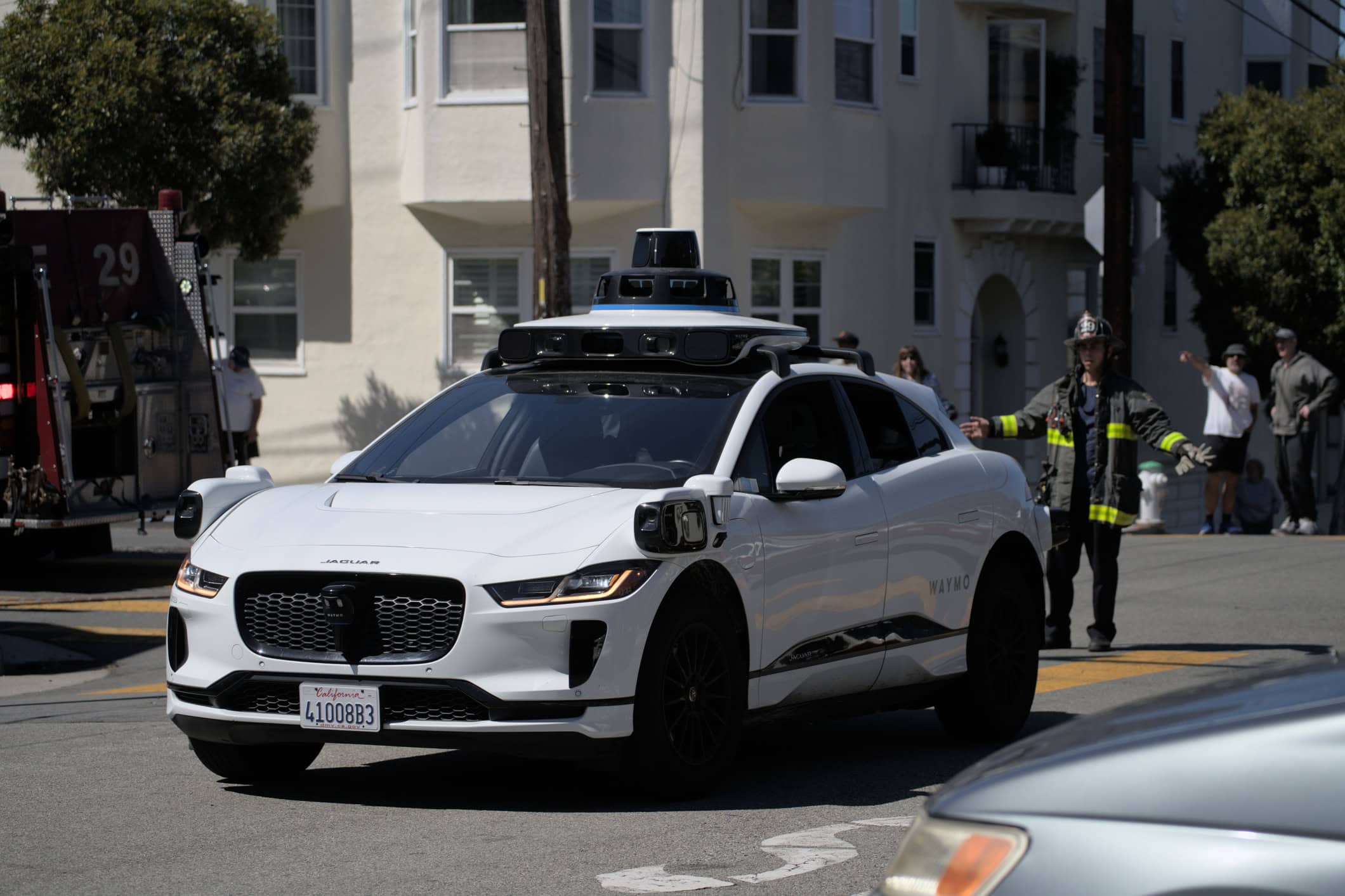 Waymo avalia uso do Gemini como assistente de bordo em robotáxis - Imagem do artigo
