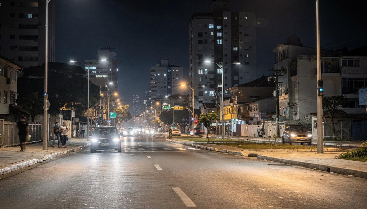 Postes inteligentes permitem economia de até 80% na iluminação pública - Imagem do artigo