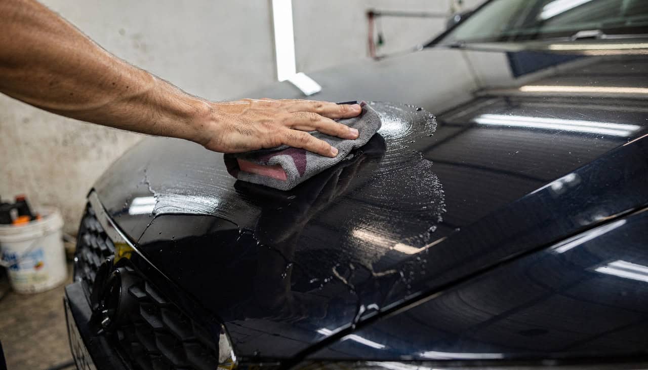 Clay bar age como “borracha” e remove manchas e riscos leves da pintura automotiva - Imagem do artigo