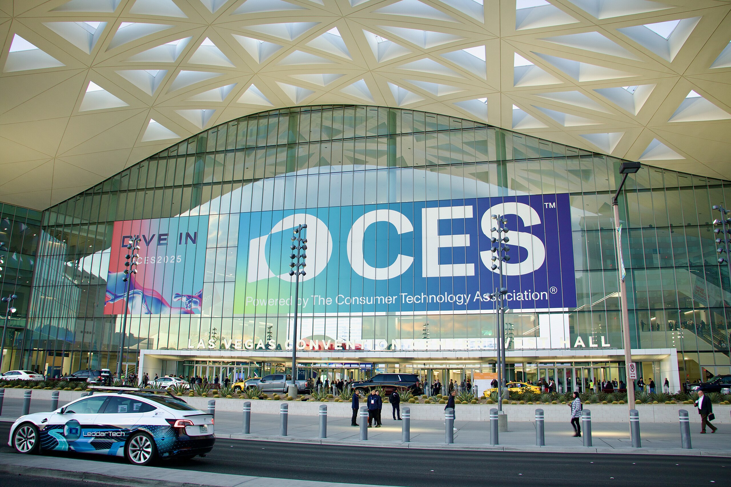 CES 2026: laptops com IA, TVs RGB LED e foco em carros híbridos dominam a feira em Las Vegas - Imagem do artigo