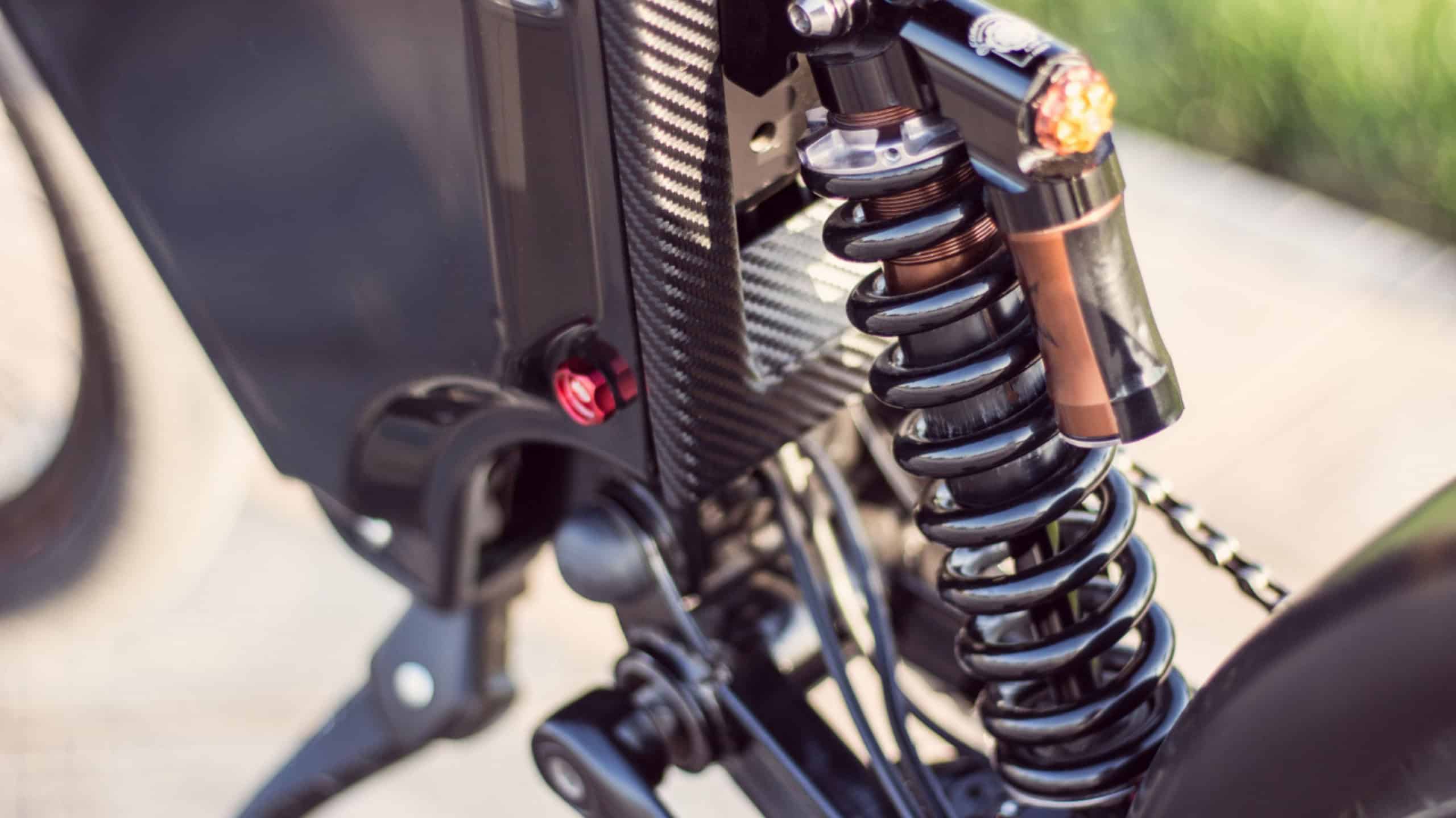 Dez sinais claros de desgaste no amortecedor da moto - Imagem do artigo