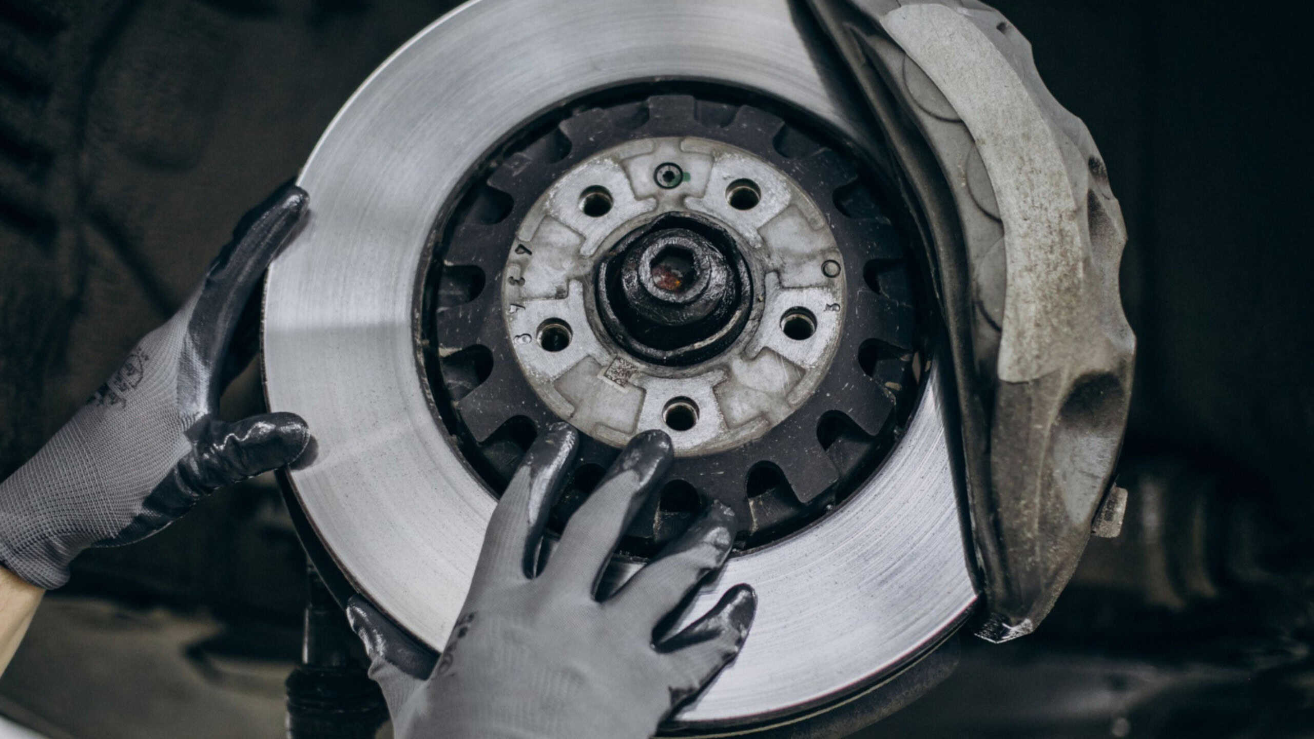 Freio do carro chiando? Entenda possíveis causas e como resolver - Imagem do artigo