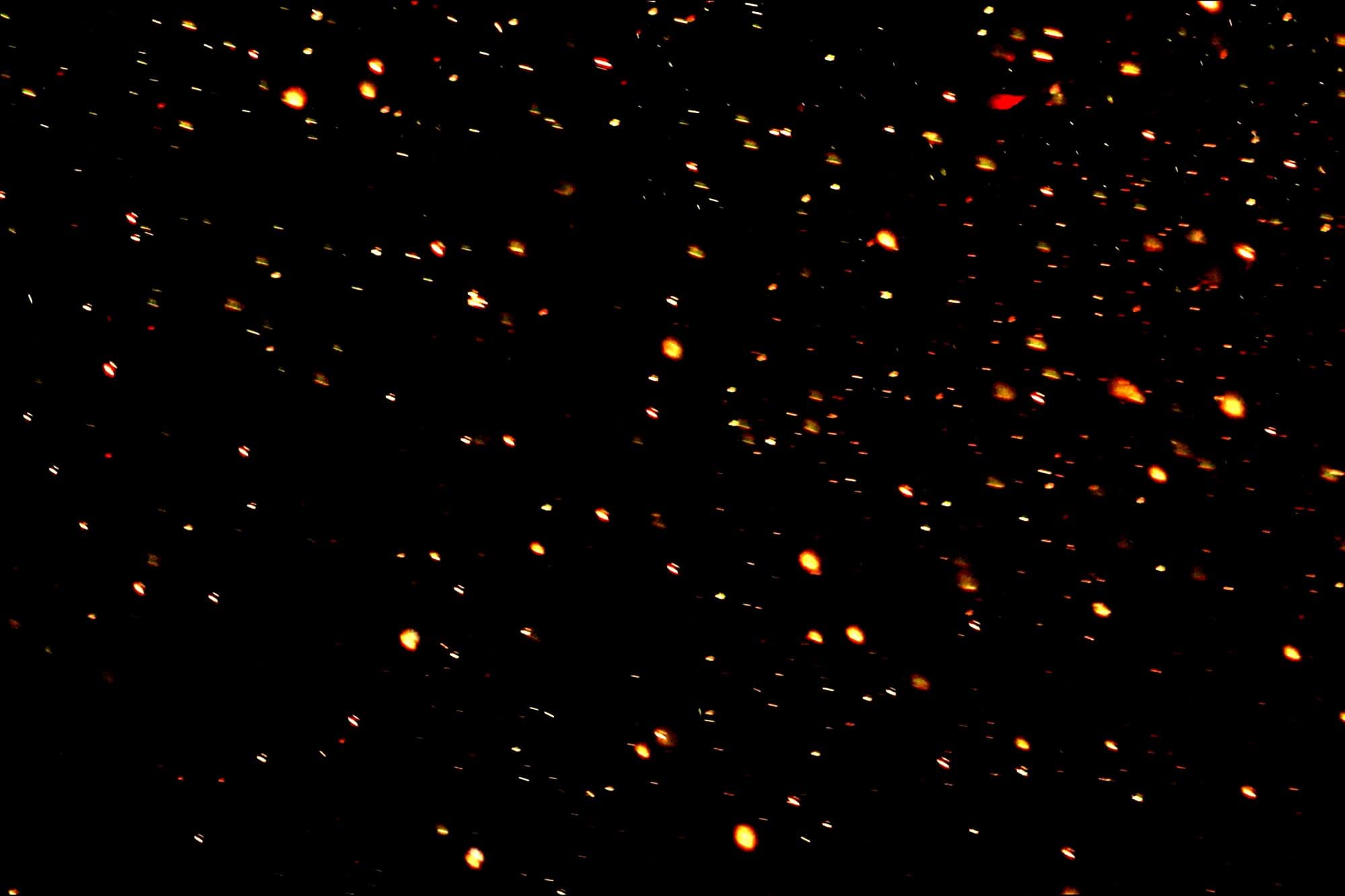 Estudo sugere que civilizações alienígenas podem trocar mensagens com flashes de luz, como vaga-lumes - Imagem do artigo