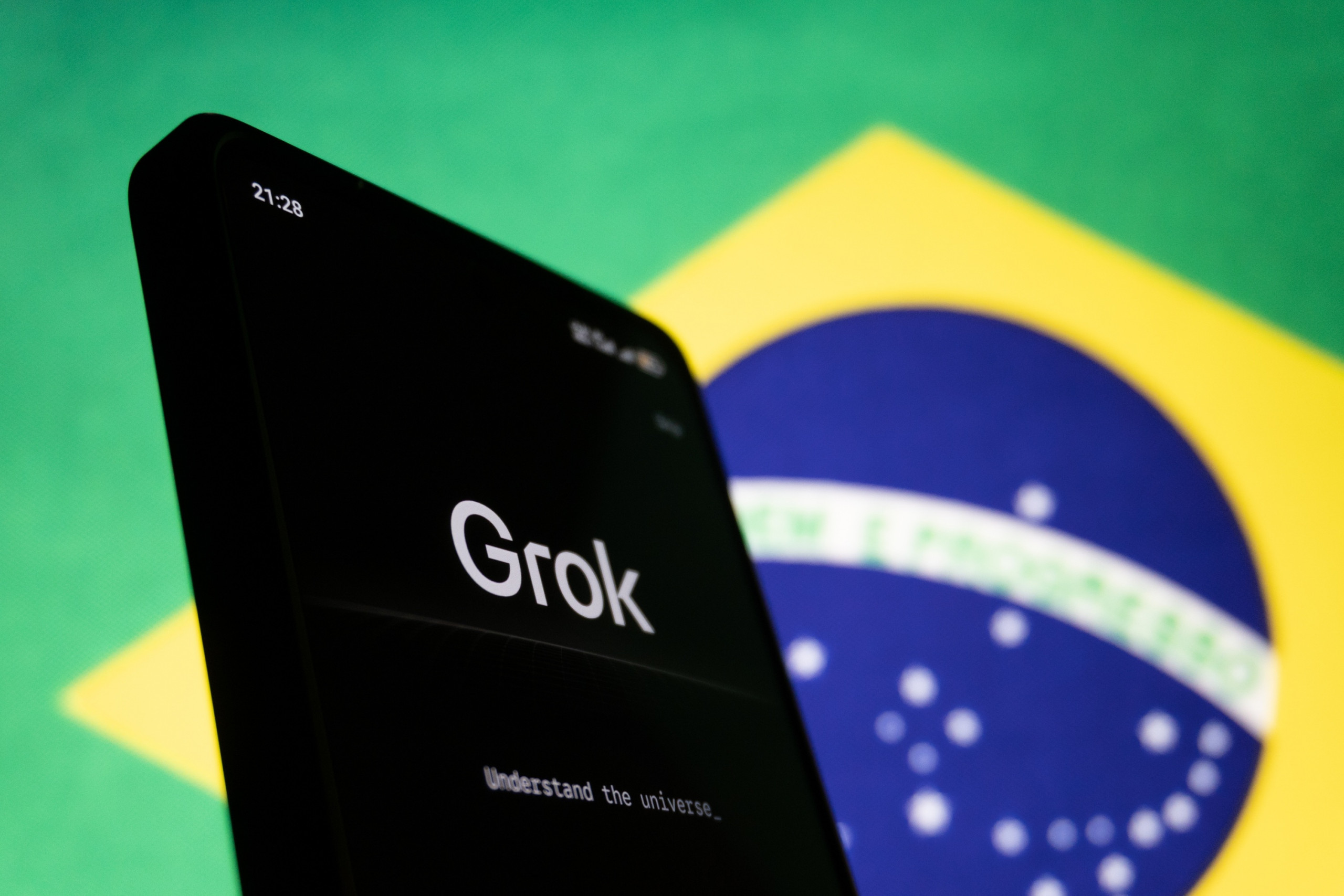 Idec solicita ao governo suspensão do chatbot Grok por violações de direitos de crianças e mulheres - Imagem do artigo