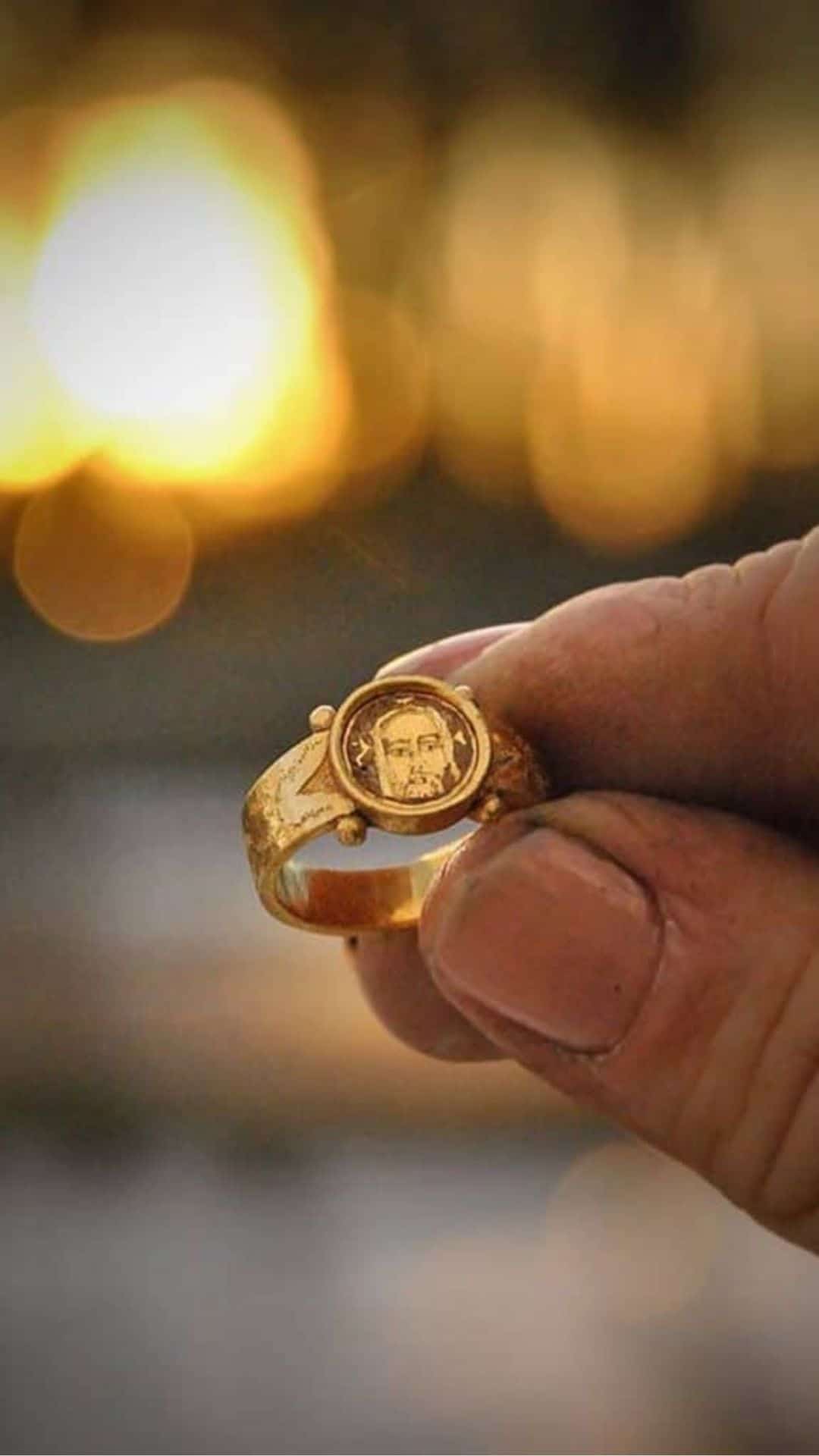 Anel de ouro com imagem de Jesus, perdido há seis séculos, é achado em escavação na Suécia - Imagem do artigo