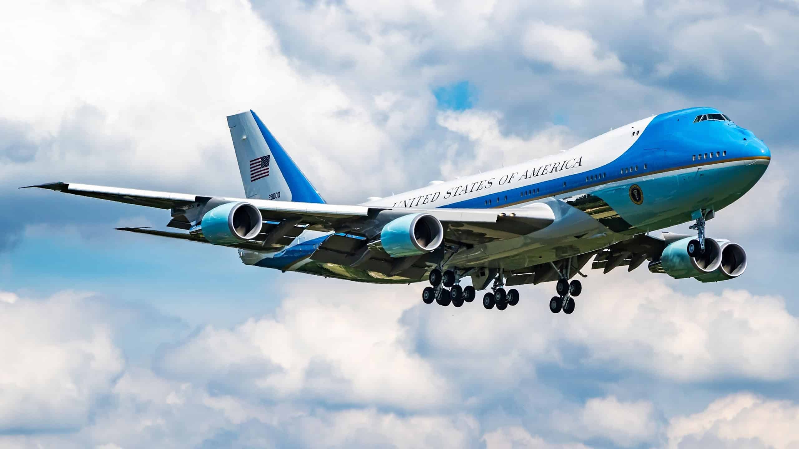 Falha elétrica obriga Air Force One a retornar e atrasa viagem de Trump a Davos - Imagem do artigo