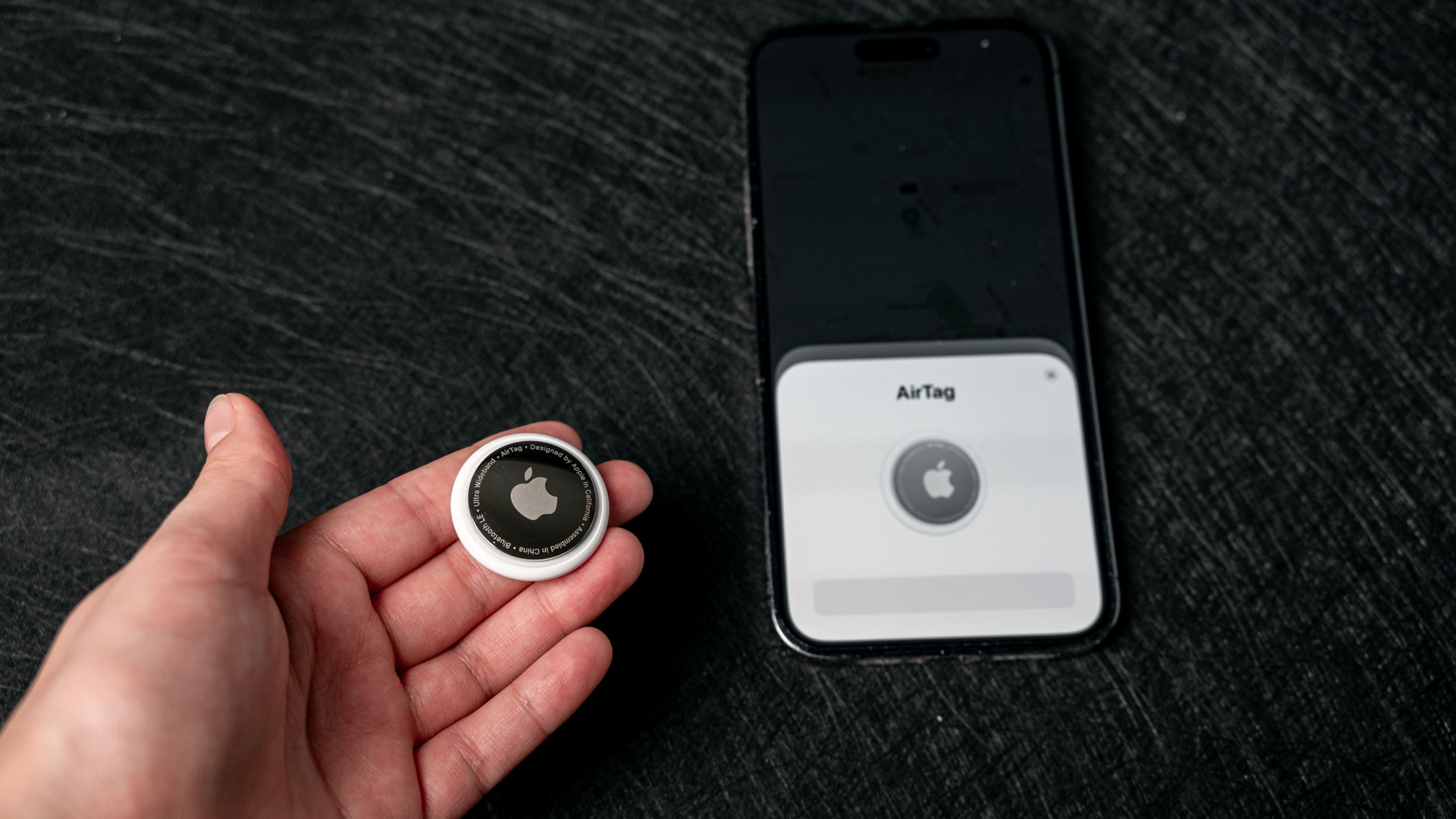 Apple testa pin inteligente do tamanho de uma AirTag para integrar câmeras e Siri avançada - Imagem do artigo